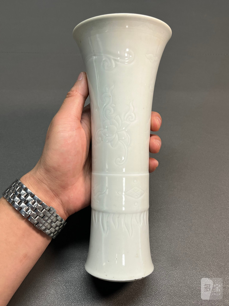 明末清初  白釉暗刻龙纹花觚 - 图8